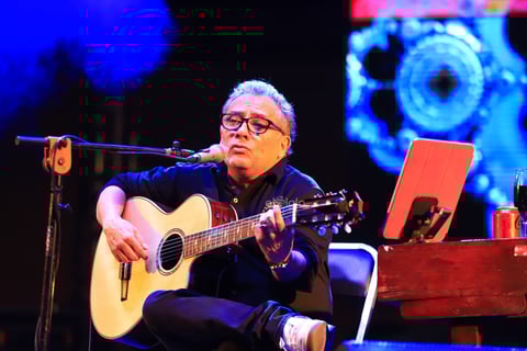 Con más de tres décadas de trayectoria artística como el mejor exponente de la trova contemporánea, Alejandro Filio regresó a Durango para reencontrarse con su público amante de este género musical, considerado el más poético e íntimo.