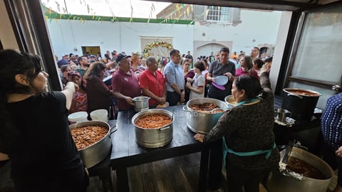 Y San Judas lo volvió a hacer. En la calle Ramírez ocurrió el milagro de la multiplicación de la comida. Esperaban a 700 personas para el Rosario y la Reliquia, pero llegó mucha, mucha más gente de lo planeado.