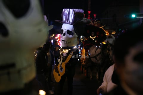 La avenida 20 de Noviembre se transformó en un vibrante escenario lleno de vida, color y tradición con la celebración del Día de Muertos
