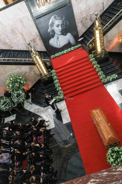 El Palacio de Bellas Artes se vistió de gala para rendir homenaje a Silvia Pinal, una de las máximas figuras del cine mexicano y una de las últimas representantes del Cine de Oro.