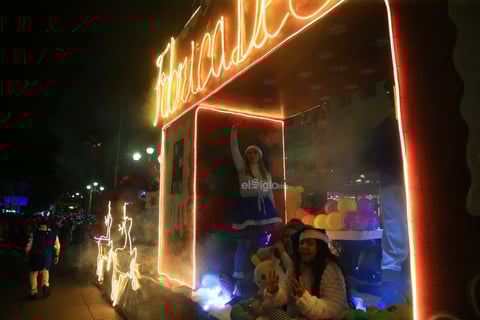 Cientos de duranguenses se reunieron en el Centro de la ciudad para apreciar el desfile navideño.