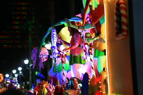 Cientos de duranguenses se reunieron en el Centro de la ciudad para apreciar el desfile navideño.