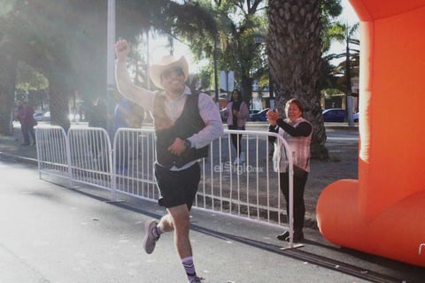 Toda una fiesta se vivió en la primera edición de la Carrera 5K Durango Suena, donde centenario de duranguenses se ejercitaron, se divirtieron y bailaron con banda en vivo en el Paseo de Las Alamedas.