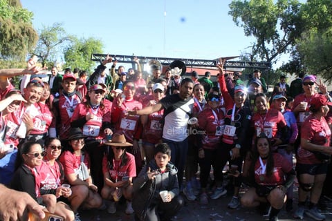 Toda una fiesta se vivió en la primera edición de la Carrera 5K Durango Suena, donde centenario de duranguenses se ejercitaron, se divirtieron y bailaron con banda en vivo en el Paseo de Las Alamedas.