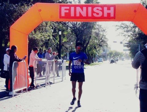Toda una fiesta se vivió en la primera edición de la Carrera 5K Durango Suena, donde centenario de duranguenses se ejercitaron, se divirtieron y bailaron con banda en vivo en el Paseo de Las Alamedas.