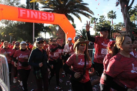 Toda una fiesta se vivió en la primera edición de la Carrera 5K Durango Suena, donde centenario de duranguenses se ejercitaron, se divirtieron y bailaron con banda en vivo en el Paseo de Las Alamedas.