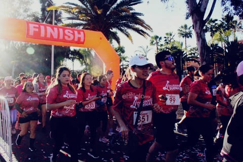 Toda una fiesta se vivió en la primera edición de la Carrera 5K Durango Suena, donde centenario de duranguenses se ejercitaron, se divirtieron y bailaron con banda en vivo en el Paseo de Las Alamedas.