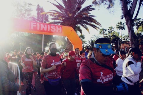 Toda una fiesta se vivió en la primera edición de la Carrera 5K Durango Suena, donde centenario de duranguenses se ejercitaron, se divirtieron y bailaron con banda en vivo en el Paseo de Las Alamedas.