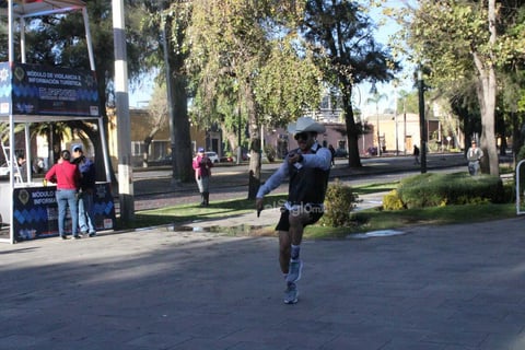 Toda una fiesta se vivió en la primera edición de la Carrera 5K Durango Suena, donde centenario de duranguenses se ejercitaron, se divirtieron y bailaron con banda en vivo en el Paseo de Las Alamedas.