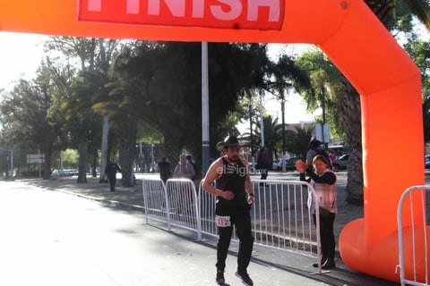 Toda una fiesta se vivió en la primera edición de la Carrera 5K Durango Suena, donde centenario de duranguenses se ejercitaron, se divirtieron y bailaron con banda en vivo en el Paseo de Las Alamedas.