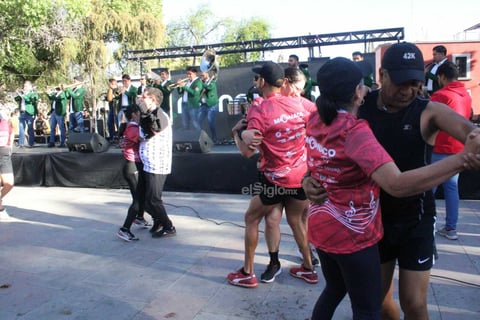 Toda una fiesta se vivió en la primera edición de la Carrera 5K Durango Suena, donde centenario de duranguenses se ejercitaron, se divirtieron y bailaron con banda en vivo en el Paseo de Las Alamedas.