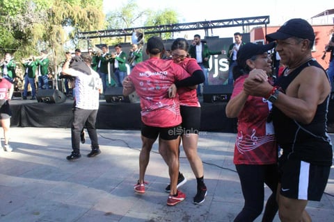 Toda una fiesta se vivió en la primera edición de la Carrera 5K Durango Suena, donde centenario de duranguenses se ejercitaron, se divirtieron y bailaron con banda en vivo en el Paseo de Las Alamedas.