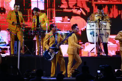 Duranguenses bailan al ritmo de Los Ángeles Azules.