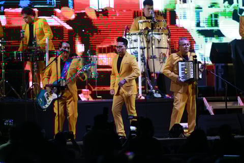 Duranguenses bailan al ritmo de Los Ángeles Azules.