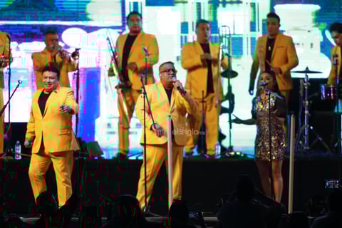 Duranguenses bailan al ritmo de Los Ángeles Azules.