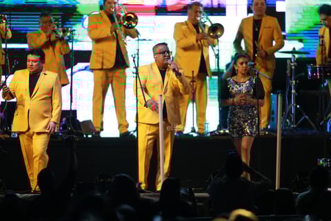 Duranguenses bailan al ritmo de Los Ángeles Azules.