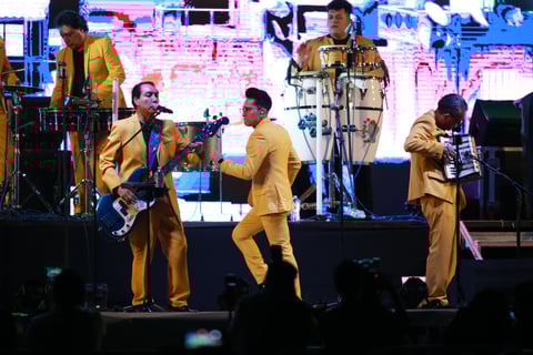 Duranguenses bailan al ritmo de Los Ángeles Azules.