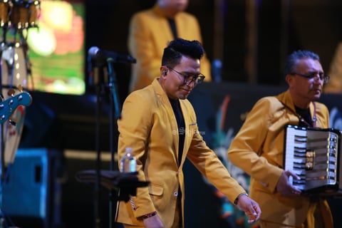 Duranguenses bailan al ritmo de Los Ángeles Azules.