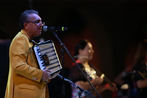 Duranguenses bailan al ritmo de Los Ángeles Azules.