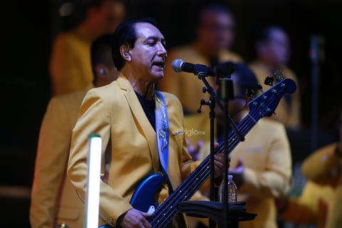 Duranguenses bailan al ritmo de Los Ángeles Azules.