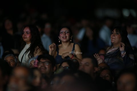 Duranguenses bailan al ritmo de Los Ángeles Azules.