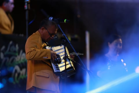 Duranguenses bailan al ritmo de Los Ángeles Azules.