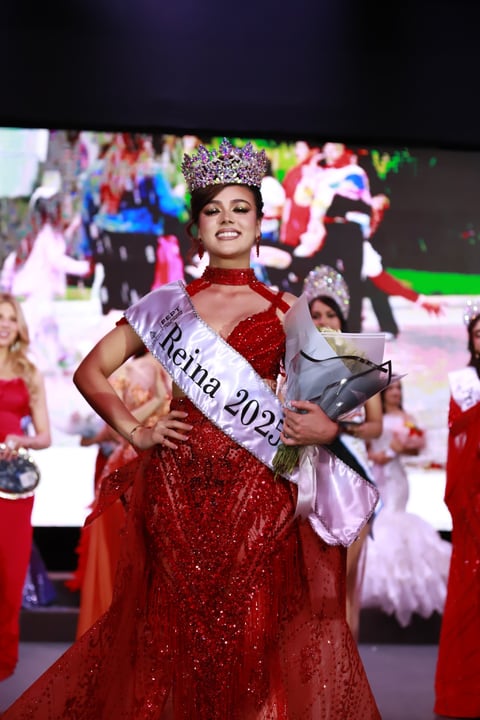 La acompañarán Alexandra Reyes y Korayma Díaz, ambas de Poanas, como princesa real y princesa, en los eventos conmemorativos del 462 aniversario de la fundación de la ciudad de Durango.