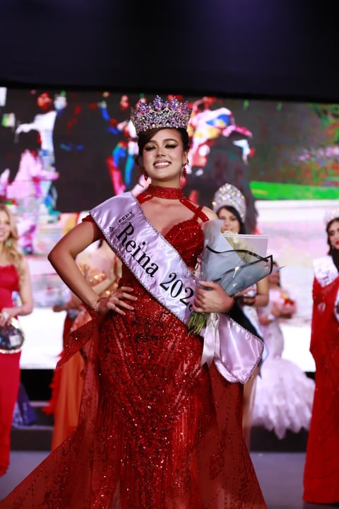 La acompañarán Alexandra Reyes y Korayma Díaz, ambas de Poanas, como princesa real y princesa, en los eventos conmemorativos del 462 aniversario de la fundación de la ciudad de Durango.
