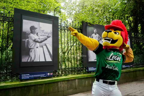 Mascotas de la LMB visitaron fotogalería con motivo del Centenario del circuito veraniego