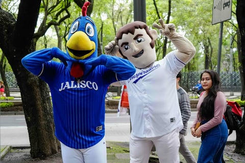 Mascotas de la LMB visitaron fotogalería con motivo del Centenario del circuito veraniego