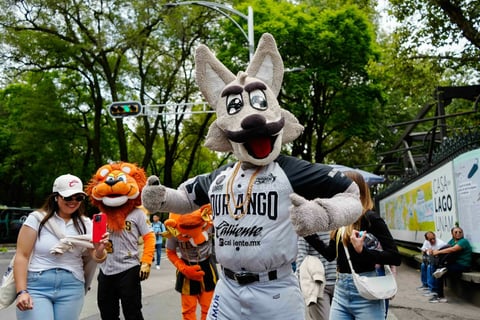 Mascotas de la LMB visitaron fotogalería con motivo del Centenario del circuito veraniego