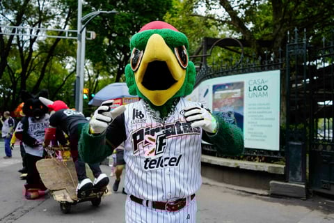 Mascotas de la LMB visitaron fotogalería con motivo del Centenario del circuito veraniego