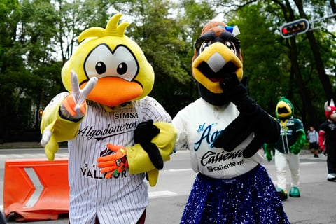 Mascotas de la LMB visitaron fotogalería con motivo del Centenario del circuito veraniego