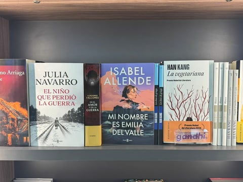 El espacio que ocupa la librería ya despierta la atención de lectores y curiosos que pasan por el centro comercial.