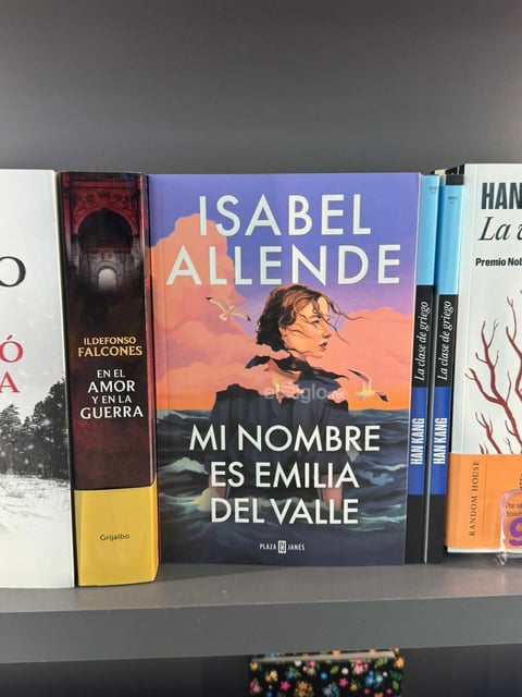 El espacio que ocupa la librería ya despierta la atención de lectores y curiosos que pasan por el centro comercial.