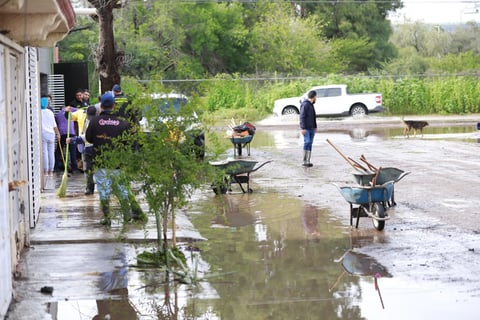 Realizan labores de limpieza en el fraccionamiento San Ángel, luego de las inundaciones por las fuertes lluvias registradas la tarde-noche de este sábado 6 de septiembre.