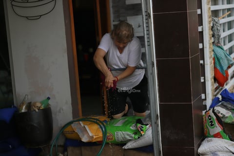 Realizan labores de limpieza en el fraccionamiento San Ángel, luego de las inundaciones por las fuertes lluvias registradas la tarde-noche de este sábado 6 de septiembre.