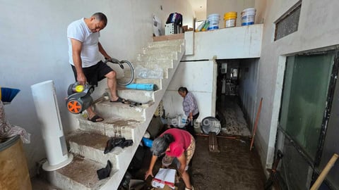 Realizan labores de limpieza en el fraccionamiento San Ángel, luego de las inundaciones por las fuertes lluvias registradas la tarde-noche de este sábado 6 de septiembre.