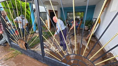 Realizan labores de limpieza en el fraccionamiento San Ángel, luego de las inundaciones por las fuertes lluvias registradas la tarde-noche de este sábado 6 de septiembre.