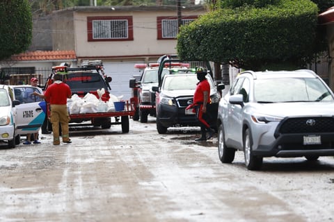 Realizan labores de limpieza en el fraccionamiento San Ángel, luego de las inundaciones por las fuertes lluvias registradas la tarde-noche de este sábado 6 de septiembre.