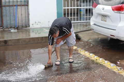 Realizan labores de limpieza en el fraccionamiento San Ángel, luego de las inundaciones por las fuertes lluvias registradas la tarde-noche de este sábado 6 de septiembre.