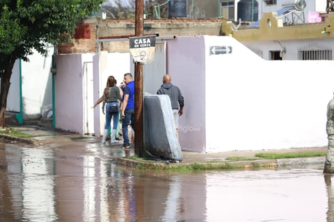 Realizan labores de limpieza en el fraccionamiento San Ángel, luego de las inundaciones por las fuertes lluvias registradas la tarde-noche de este sábado 6 de septiembre.