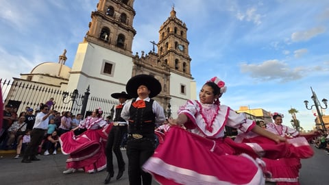 Durango se vistió de fiesta con el tradicional desfile de la XXI edición del Festival del Mariachi, su Charrería y Danza, que recorrió la avenida 20 de Noviembre y llenó de música, color y alegría el corazón de la ciudad.