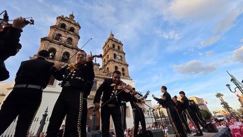 Durango se vistió de fiesta con el tradicional desfile de la XXI edición del Festival del Mariachi, su Charrería y Danza, que recorrió la avenida 20 de Noviembre y llenó de música, color y alegría el corazón de la ciudad.