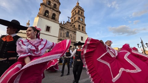 Durango se vistió de fiesta con el tradicional desfile de la XXI edición del Festival del Mariachi, su Charrería y Danza, que recorrió la avenida 20 de Noviembre y llenó de música, color y alegría el corazón de la ciudad.