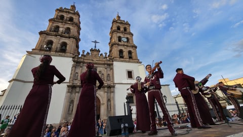 Durango se vistió de fiesta con el tradicional desfile de la XXI edición del Festival del Mariachi, su Charrería y Danza, que recorrió la avenida 20 de Noviembre y llenó de música, color y alegría el corazón de la ciudad.