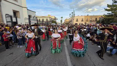 Durango se vistió de fiesta con el tradicional desfile de la XXI edición del Festival del Mariachi, su Charrería y Danza, que recorrió la avenida 20 de Noviembre y llenó de música, color y alegría el corazón de la ciudad.