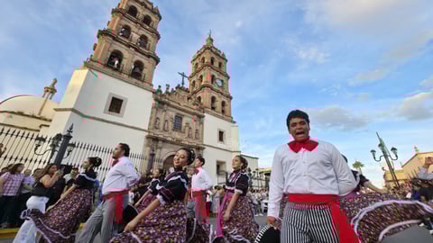 Durango se vistió de fiesta con el tradicional desfile de la XXI edición del Festival del Mariachi, su Charrería y Danza, que recorrió la avenida 20 de Noviembre y llenó de música, color y alegría el corazón de la ciudad.