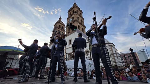 Durango se vistió de fiesta con el tradicional desfile de la XXI edición del Festival del Mariachi, su Charrería y Danza, que recorrió la avenida 20 de Noviembre y llenó de música, color y alegría el corazón de la ciudad.