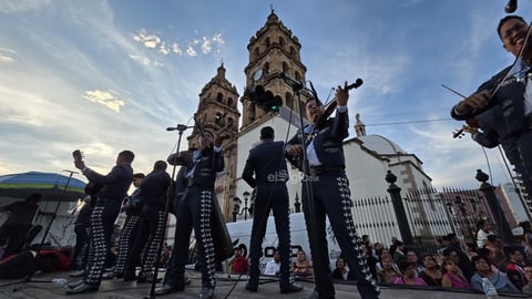 Durango se vistió de fiesta con el tradicional desfile de la XXI edición del Festival del Mariachi, su Charrería y Danza, que recorrió la avenida 20 de Noviembre y llenó de música, color y alegría el corazón de la ciudad.